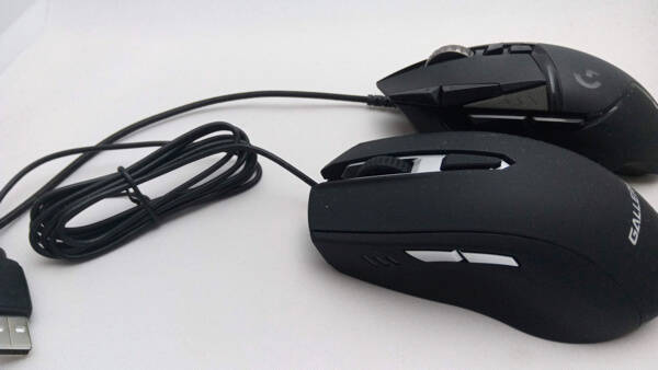 他社のマウスとLogicool G502 Heroを並べて配置