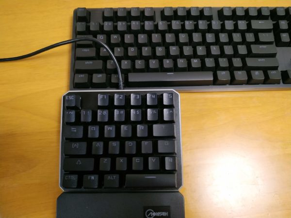 左手キーボードと普通のキーボード